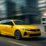 découvrez comment une opel astra a établi un nouveau record de vitesse à 696 km/h, tout en récoltant une amende à quatre chiffres. une course folle qui soulève des questions sur les limites de la vitesse sur route.