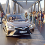 découvrez le récit surprenant d'une conductrice bloquée sur une passerelle piétonne, un incident inattendu qui a suscité étonnement et curiosité.